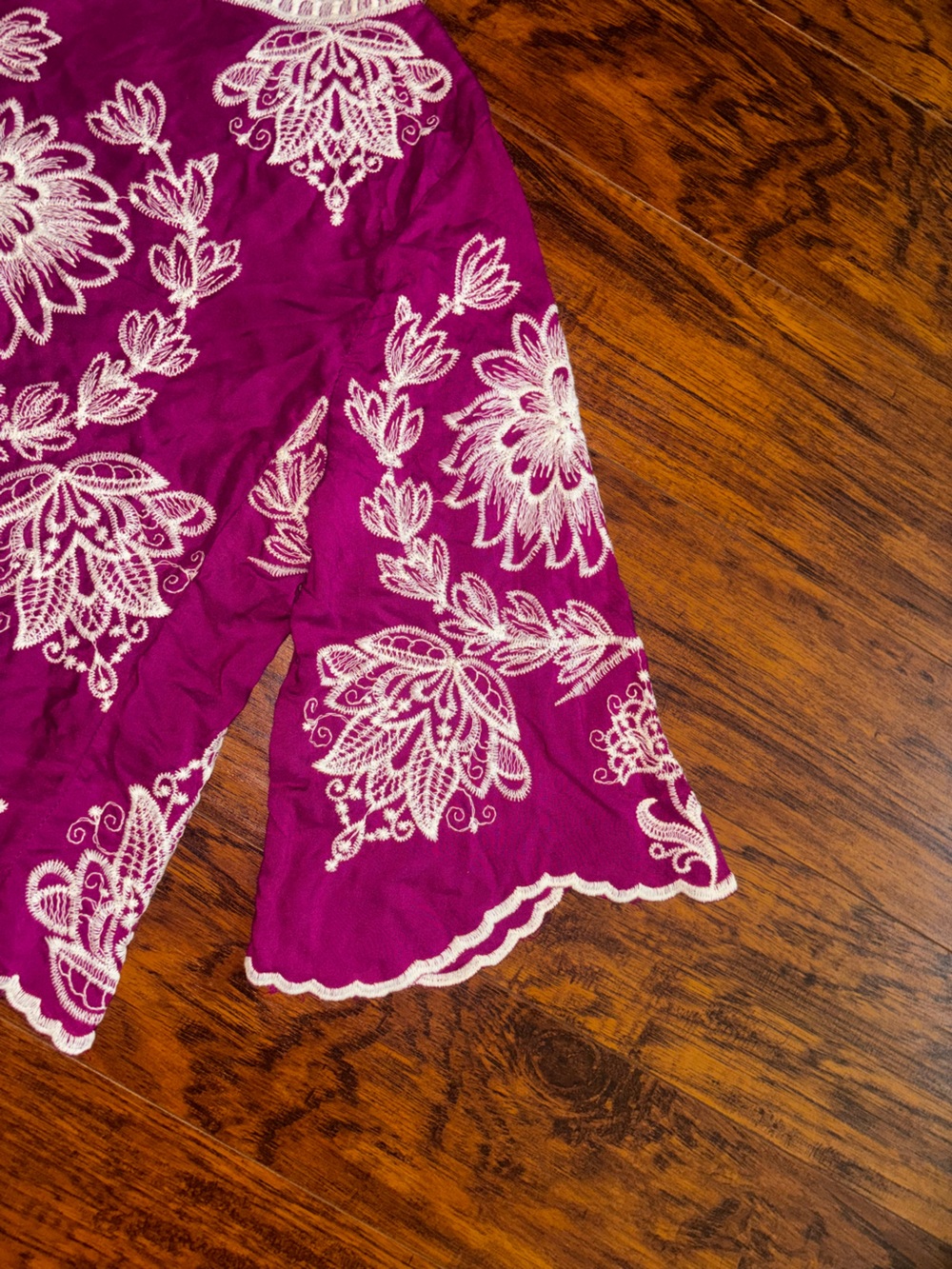 Solitaire Anthropologie NWT Embroidered Bell-Sleeve Blouse Magenta Scallop Lace - Picture 8 of 9